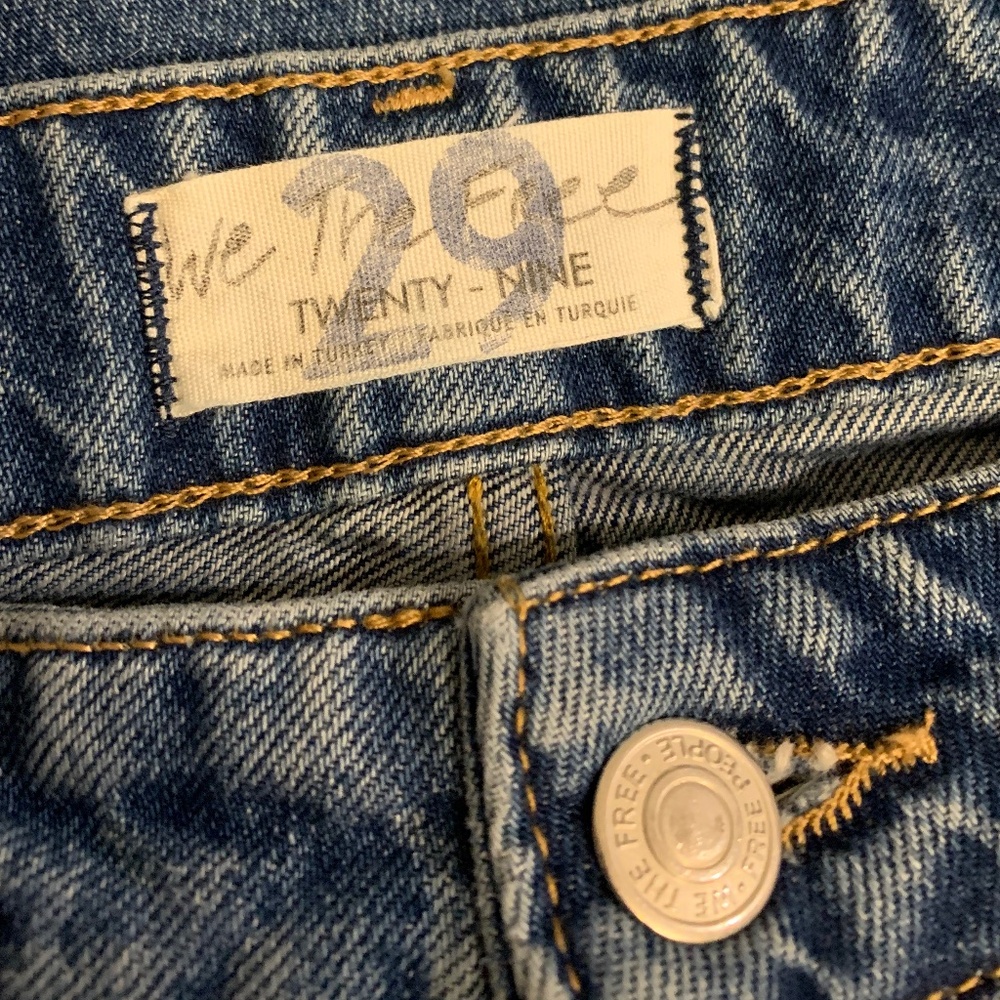 We The Free Distressed Cropped Blue Jeans - Picture 4 of 6